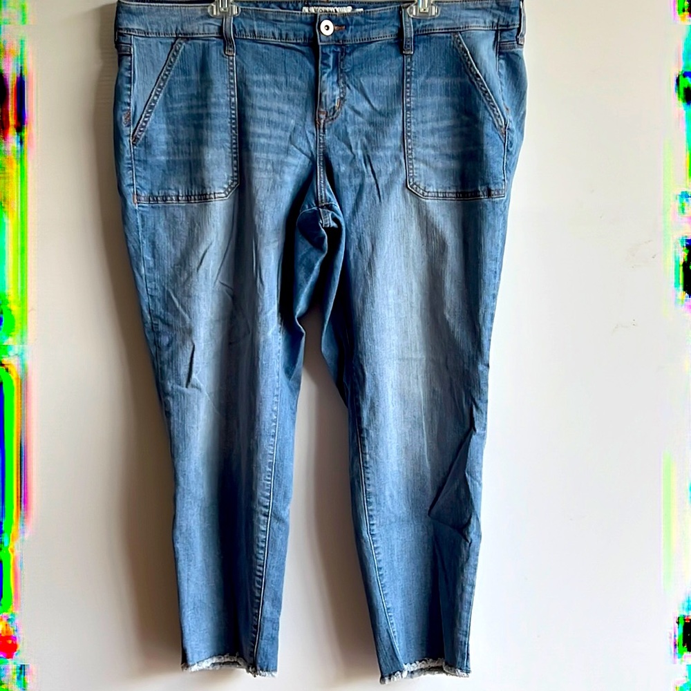 TORRID size 18 Boyfriend Crop light denim jeans